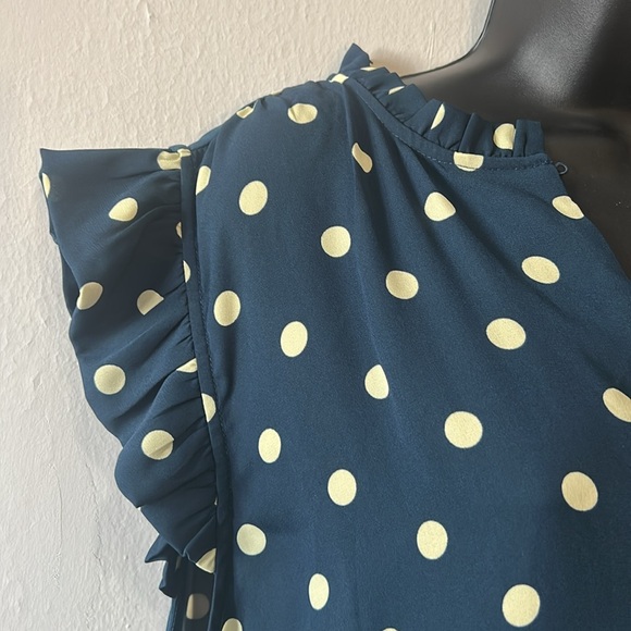 White and Blue Ruffled Sleeveless Blouse  Ann Taylor XL NWOT - Picture 2 of 7